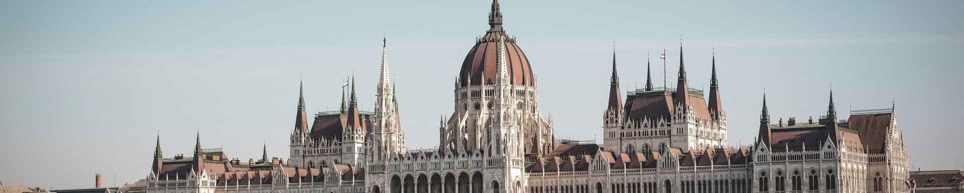A Parlament előtt a 2020. évi őszi adócsomag